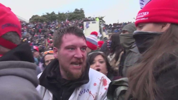 Kyle Fitzsimons en el asalto al Capitolio. Foto: News Center Maine.