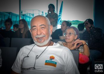 Leonardo Padura en el aeropuerto de Tocumen, Panamá. Foto: Kaloian.