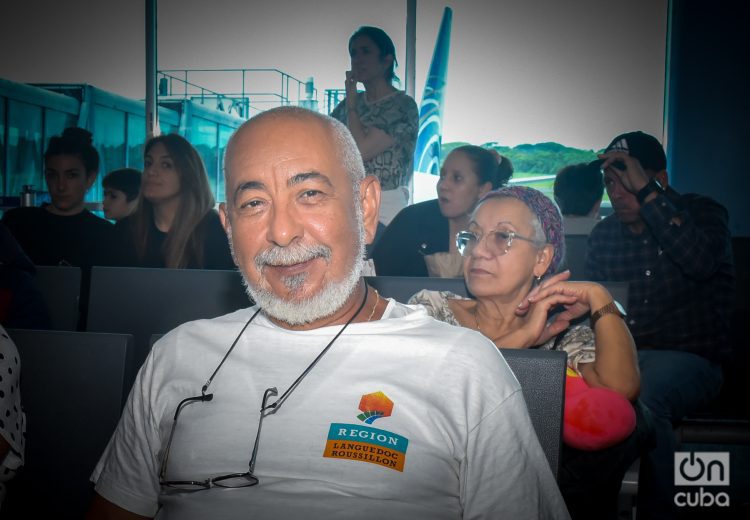 Leonardo Padura en el aeropuerto de Tocumen, Panamá. Foto: Kaloian.