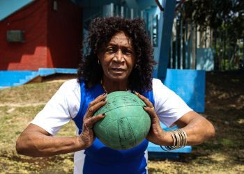 Mercedes Pomares, “La zurda de Majagua”, fue capitana de la selección nacional de voleibol y pilar fundamental en la conquista del Campeonato Mundial de 1978. Foto: Jorge Luis Coll Untoria.