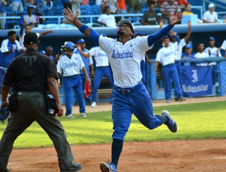 Industriales logró cortar una racha de 11 años y siete enfrentamientos directos sin ganar en postemporada. Foto: Ricardo López Hevia