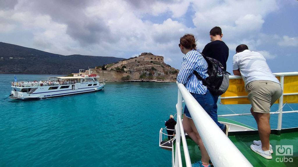 Turistas en Spinalonga. Foto: Alejandro Ernesto.