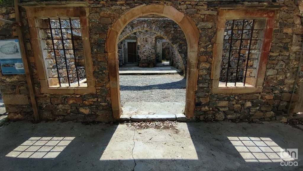 Cuando parten los turistas, Spinalonga se queda a solas. Foto: Alejandro Ernesto.