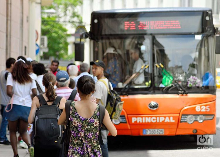 Personas suben a un ómnibus en La Habana. Foto: Otmaro Rodríguez.