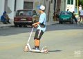 Un joven monta una carriola que emplea para moverse en La Habana Foto: Otmaro Rodríguez.