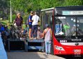 Ómnibus que mueve a personas con sus motos y bicicletas entre la Habana del Este y la Habana Vieja. Foto: Otmaro Rodríguez.