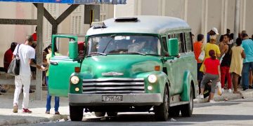 Un vehículo privado de transporte de pasajeros, en La Habana. Foto: Otmaro Rodríguez.