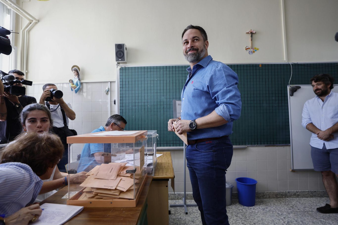 El líder de Vox, Santiago Abascal, ejerce su derecho al voto en el colegio Cristo Rey en Madrid, este domingo. Foto: EFE/ Rodrigo Jiménez.