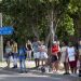 Varias personas esperan una guagua a la sombra, en La Habana. Foto: EFE/ Yander Zamora.