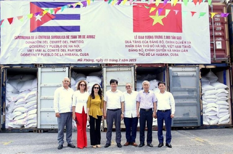 Entrega simbólica de 2000 toneladas de arroz al pueblo de La Habana. Foto: @EmbaCubaVietnam