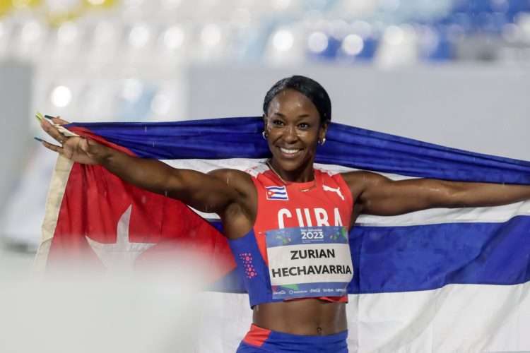 Zurian Hechevarría después de ganar el título de los 800 metros en San Salvador 2023. Foto: Calixto N. Llanes/JIT.