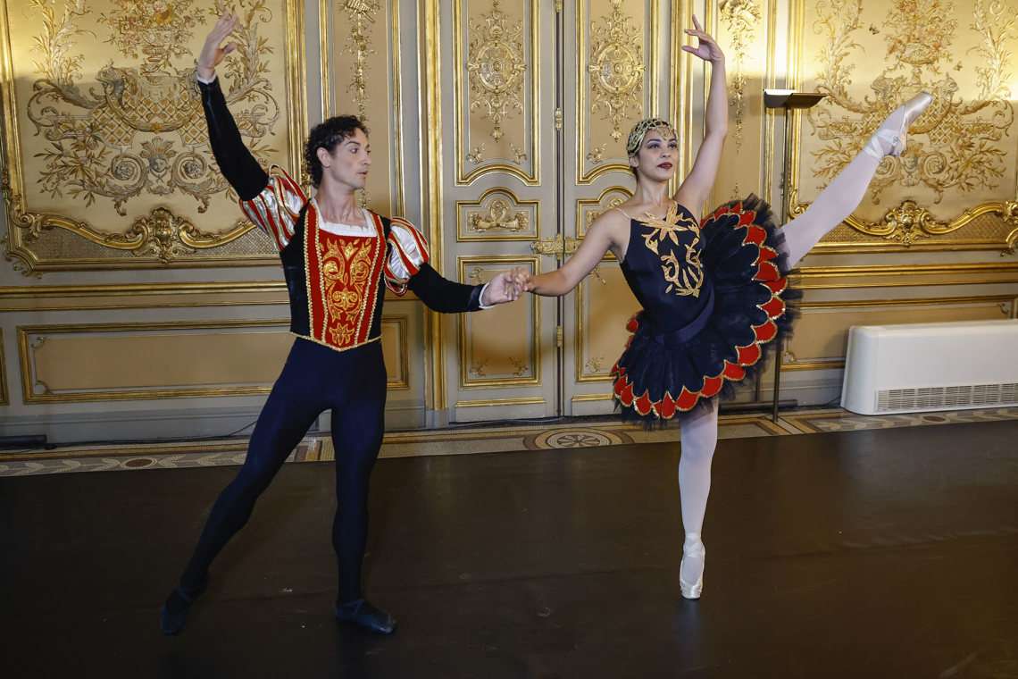 Los bailarines Yanni García y Rosa María Rodríguez Armengol, del Ballet de Camagüey, durante la presentación de "El Lago de los Cisnes" en Casa de América, en Madrid, antes de su estreno en el Teatro EDP Gran Vía. Foto: Chema Moya / EFE.