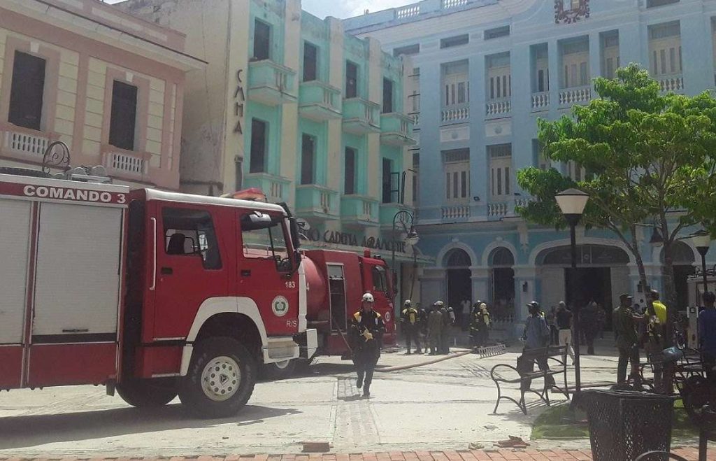 Bomberos en las inmediaciones de la emisora Radio Cadena Agramonte, en Camagüey. Foto: Adelante / Facebook.