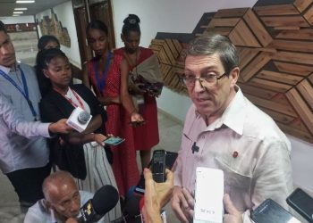 Bruno Rodríguez ofrece declaraciones a medios estatales en  jornada de sesiones de la Asamblea Nacional. Foto: Roberto Suárez/JR.