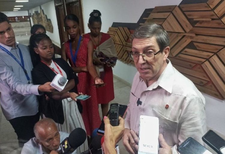 Bruno Rodríguez ofrece declaraciones a medios estatales en  jornada de sesiones de la Asamblea Nacional. Foto: Roberto Suárez/JR.