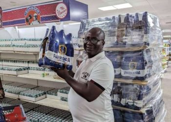 Ernesto Montejo, primer cliente de Parranda en el Supermercado de 3ra y 70, en Playa, La Habana. Foto: Parranda Cerveza / Facebook.