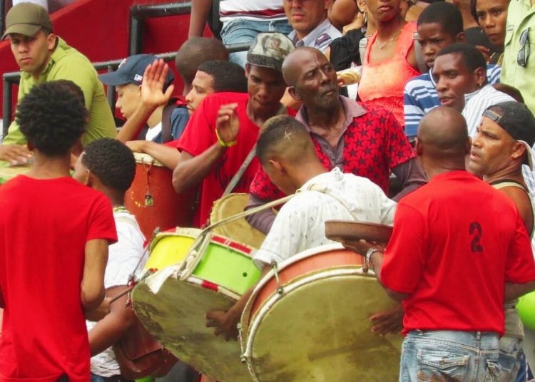 Conga santiaguera en las gradas del estadio Guillermón Moncada. Foto: Béisbol-Facetas / YouTube / Archivo.