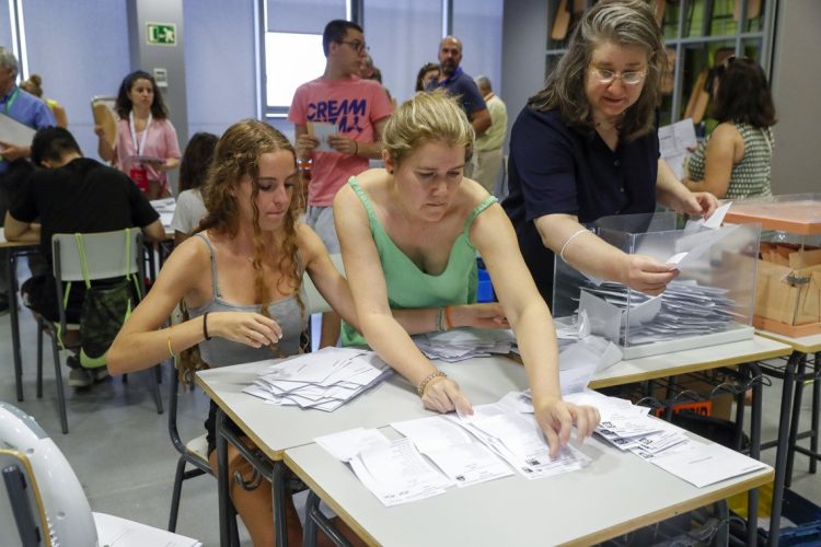 Integrantes de una mesa electoral en Madrid realizan el recuento de votos tras el cierre de los colegios de la jornada de elecciones generales celebradas este domingo en España.. Foto: J.P. Gandul / EFE.