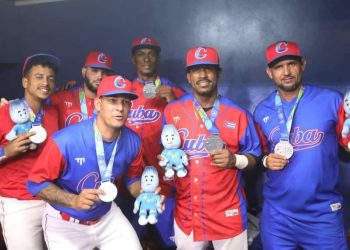Los peloteros cubanos muestran su medalla de plata de los Juegos Centroamericanos y del Caribe de San Salvador, cuyo evento de béisbol se definió a favor de México sin jugar la final a causa de la lluvia. Foto: Tomada de JIT.