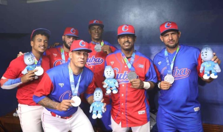 Los peloteros cubanos muestran su medalla de plata de los Juegos Centroamericanos y del Caribe de San Salvador, cuyo evento de béisbol se definió a favor de México sin jugar la final a causa de la lluvia. Foto: Tomada de JIT.