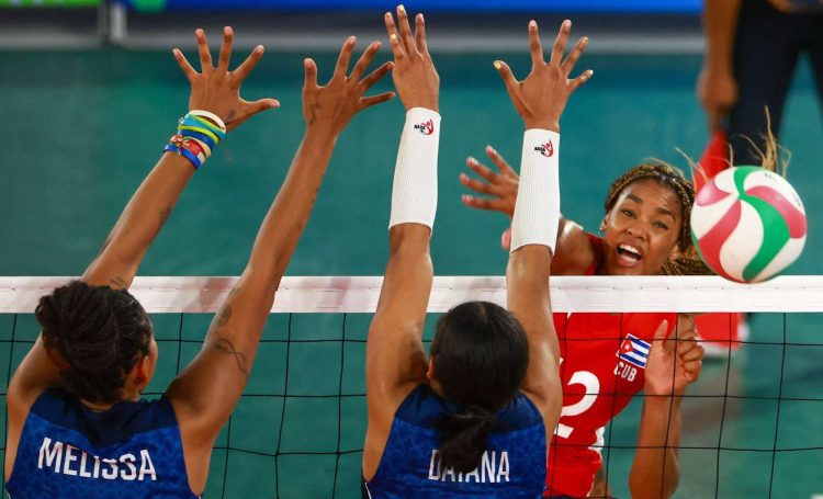 En una de las últimas presentaciones, la selección de voleibol femenino se impuso a Colombia 3-0 (25-22, 28-26, 25-22). De esta forma se hizo con el bronce. Foto: @SSalvador2023.