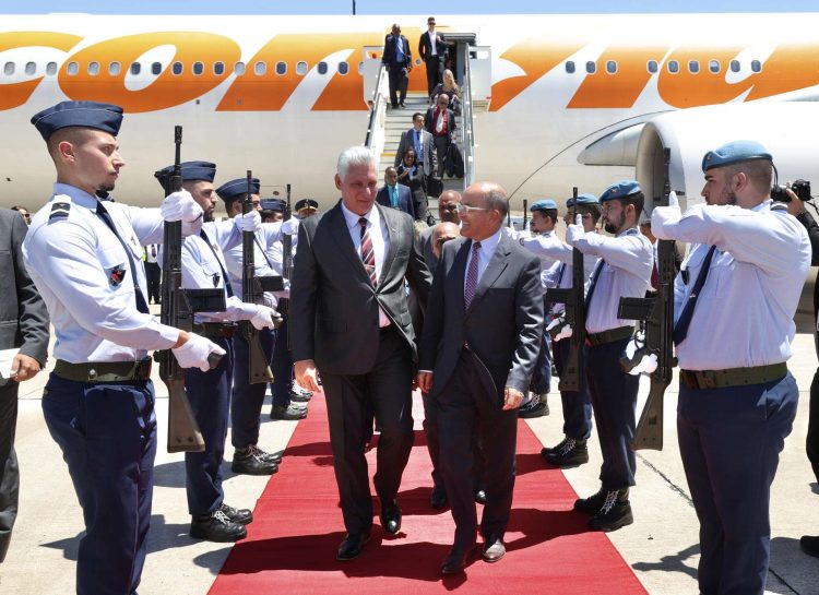 Díaz-Canel fue recibido por el embajador portugués en Cuba, José Pedro Machado al llegar a Lisboa Foto: Alejandro Azcuy/presidencia Cuba/EFE.