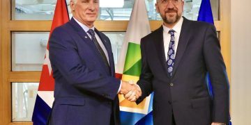 Fotografía cedida por la Presidencia de Cuba que muestra al mandatario cubano, Miguel Diaz-Canel (i), durante un encuentro con Charles Michel, presidente del Consejo Europeo, en Bruselas. Foto: Alejandro Azcuy / Presidencia de Cuba / EFE.