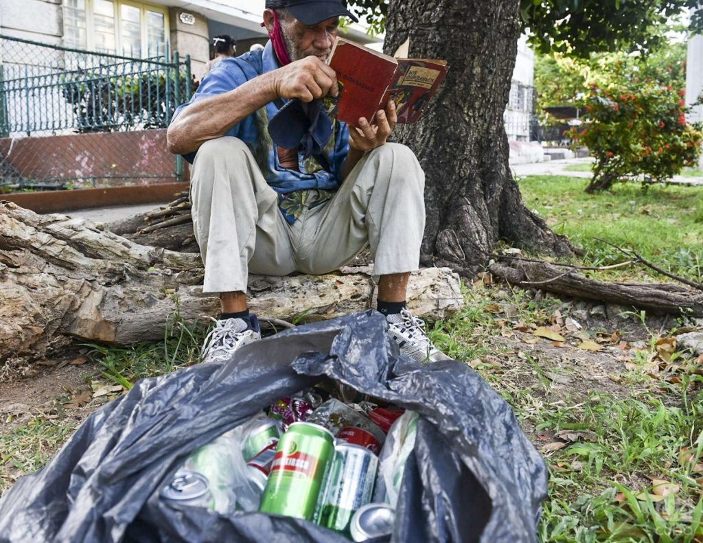 Jorge estaba absorto en la lectura de su nuevo hallazgo. Foto: Kaloian.