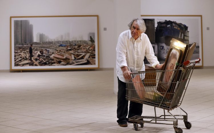 El fotógrafo español Ángel Marcos durante una entrevista con EFE sobre su exposición en el Museo Nacional de Bellas Artes, en La Habana. Foto:  Ernesto Mastrascusa/Efe.