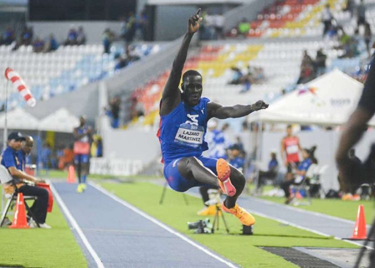 El triplista cubano Lázaro Martínez, oro y nuevo récord regional en los Juegos de San Salvador 2023. Foto: Abel Rojas Barallobre / Juventud Rebelde.