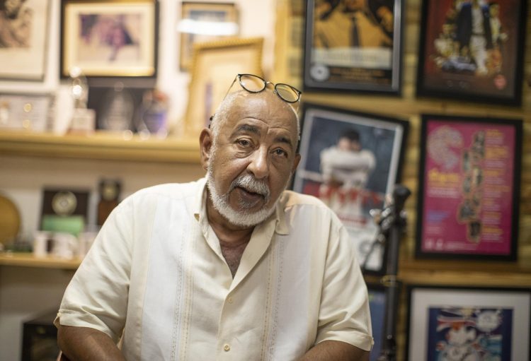 Padura está en Santo Domingo para presentar la reimpresión de su libro "Los rostros de la salsa". Foto:  Orlando Barría/Efe.