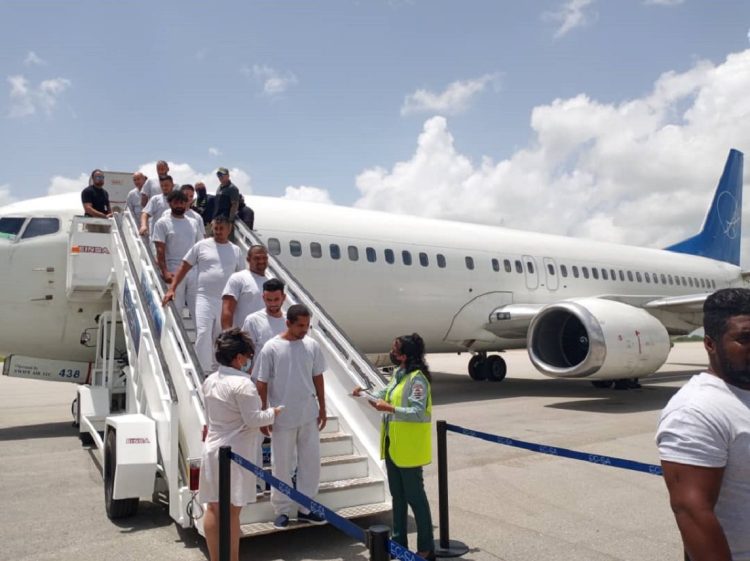 Foto de archivo de vuelo con migrantes cubanos desde Estados Unidos. Foto: @minint_cuba / Archivo.