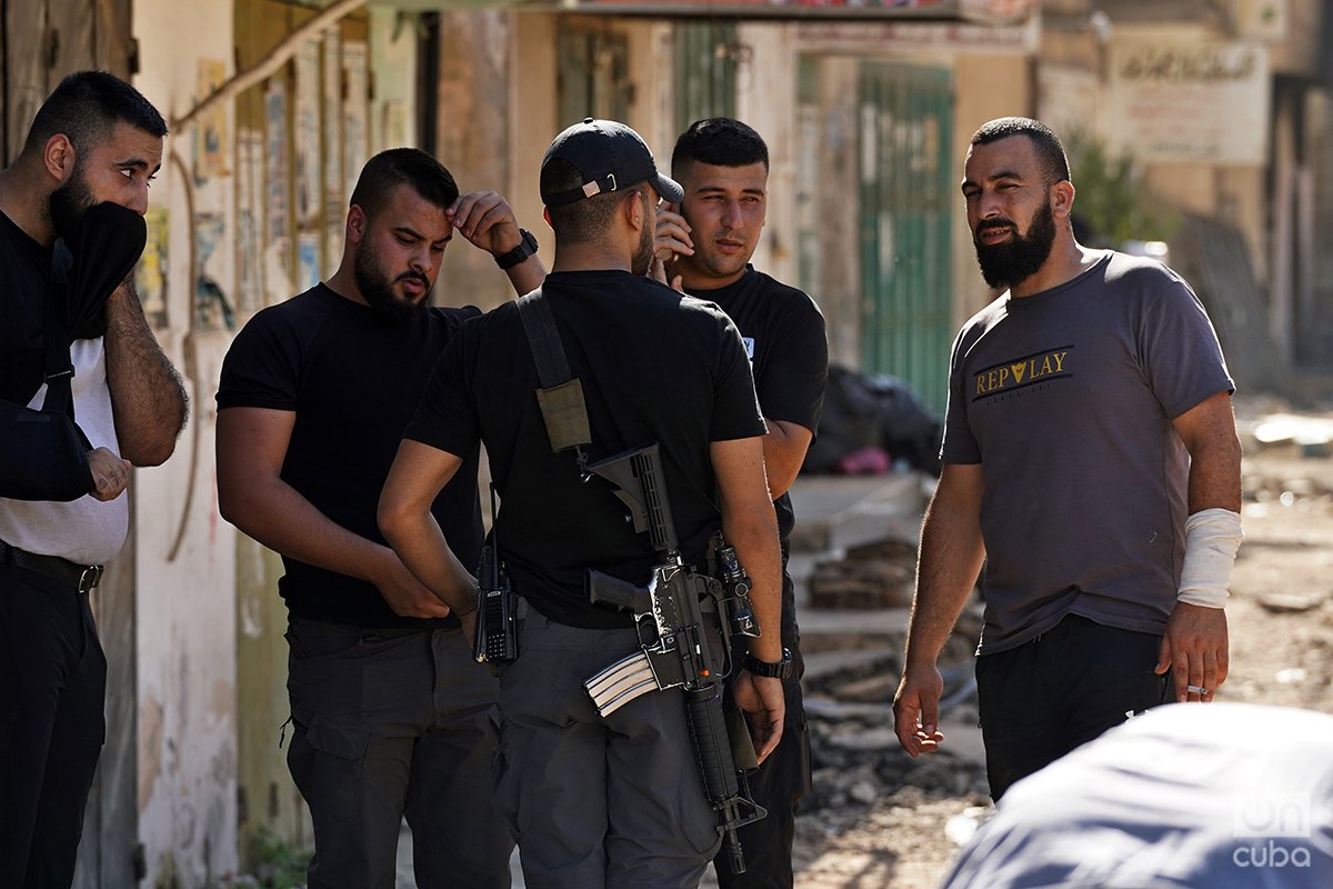 Un miliciano, M-16 al hombro, conversa con otros jóvenes palestinos en una de las calles destruidas por los combates. Foto: Alejandro Ernesto.
