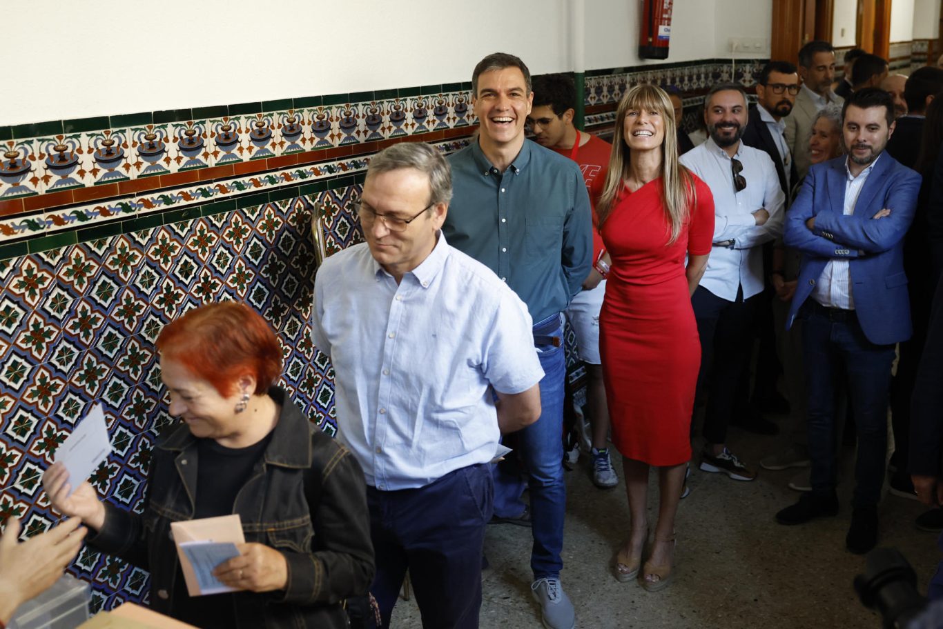El presidente del Gobierno y candidato socialista a la reelección, Pedro Sánchez (c-i), y su mujer Begoña Gómez (c-d) aguardan su turno para ejercer su derecho al voto en un colegio electoral de Madrid, este domingo. Foto: EFE/Ballesteros.