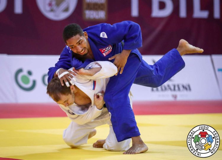 El judoca cubano Orlando Polanco (66kg), de azul, en un combate. Foto: judoinside.com / Archivo.