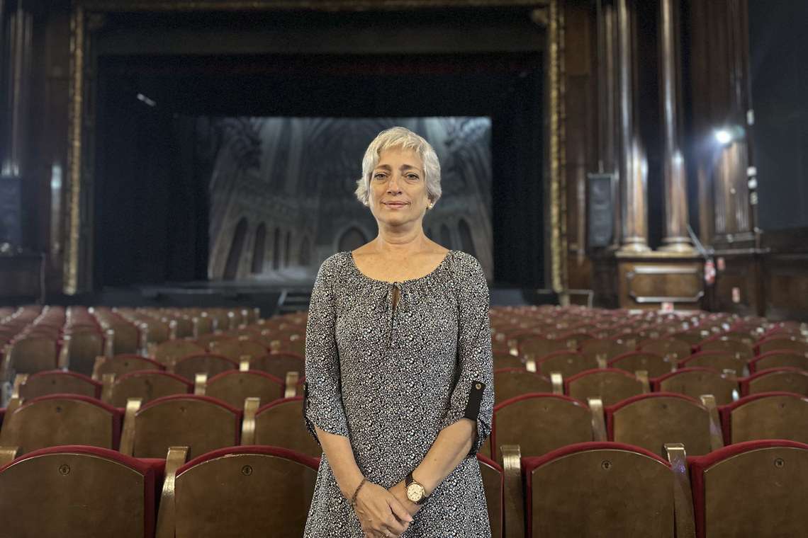 La directora del Ballet de Camagüey, Regina Balaguer, en el teatro EDP de Madrid donde se presenta el "Lago de los Cisnes". Foto: Ana Báez / EFE.