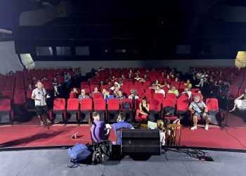 Una sesión de trabajo de la ACC en el cine 23 y 12. Foto: Asamblea de Cineastas Cubanos en Facebook.
