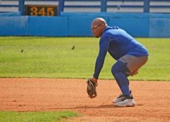 Yasmani Tomás durante una sesión de entrenamiento del equipo Industriales en el estadio Latinoamericano. Foto: Boris Luis Cabrera Acosta / Facebook.