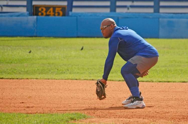 Yasmani Tomás durante una sesión de entrenamiento del equipo Industriales en el estadio Latinoamericano. Foto: Boris Luis Cabrera Acosta / Facebook.