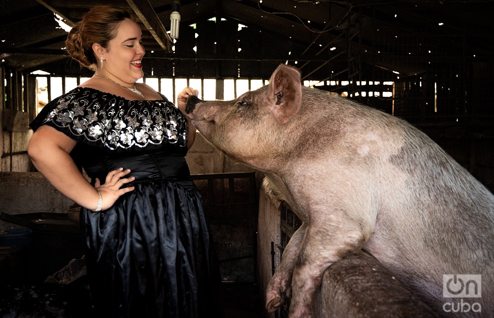 Valentina con su puerca histórica y su traje lírico