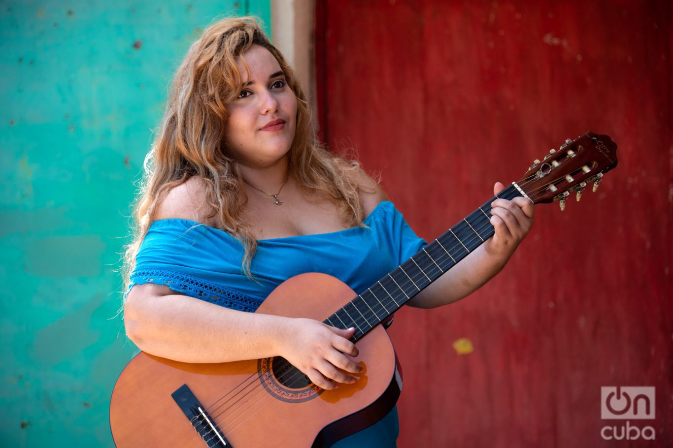 Con guitarra. Foto: Jorge Ricardo.