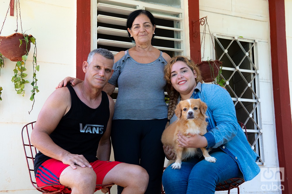 Omaris con su madre María Elena y su hermano Jianny. Foto: Jorge Ricardo.