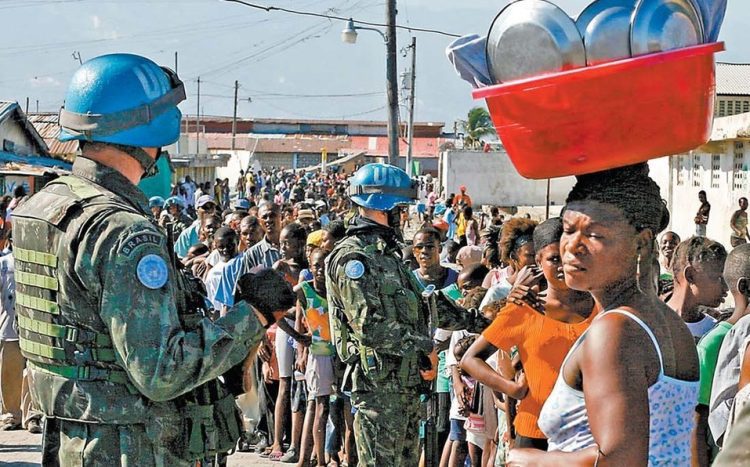 Miembros de los Cascos Azules de la ONU en Puerto Príncipe, Haití (2010). Foto: EFE.