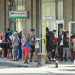 Personas hacen cola para entrar a un banco y para acceder a un cajero automático en La Habana. Foto: Otmaro Rodríguez.