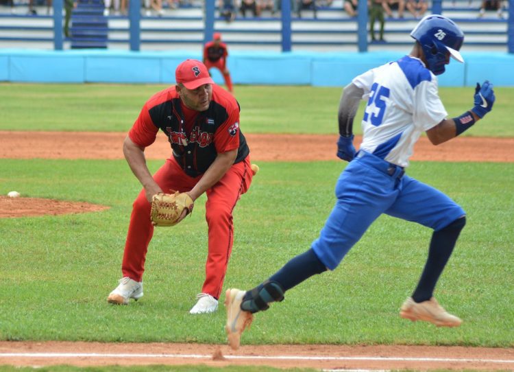 Alberto Bicet se mantiene activo como una de las principales cartas de Santiago de Cuba, pero fue un brazo importante para Industriales hace algunos años. Foto: Ricardo López Hevia.