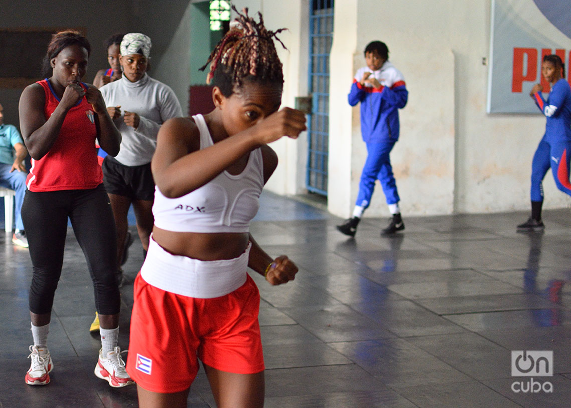 Sesión de entrenamiento de la selección cubana de boxeo femenino, en el gimnasio del Estadio Panamericano, en La Habana. Foto: Otmaro Rodríguez.