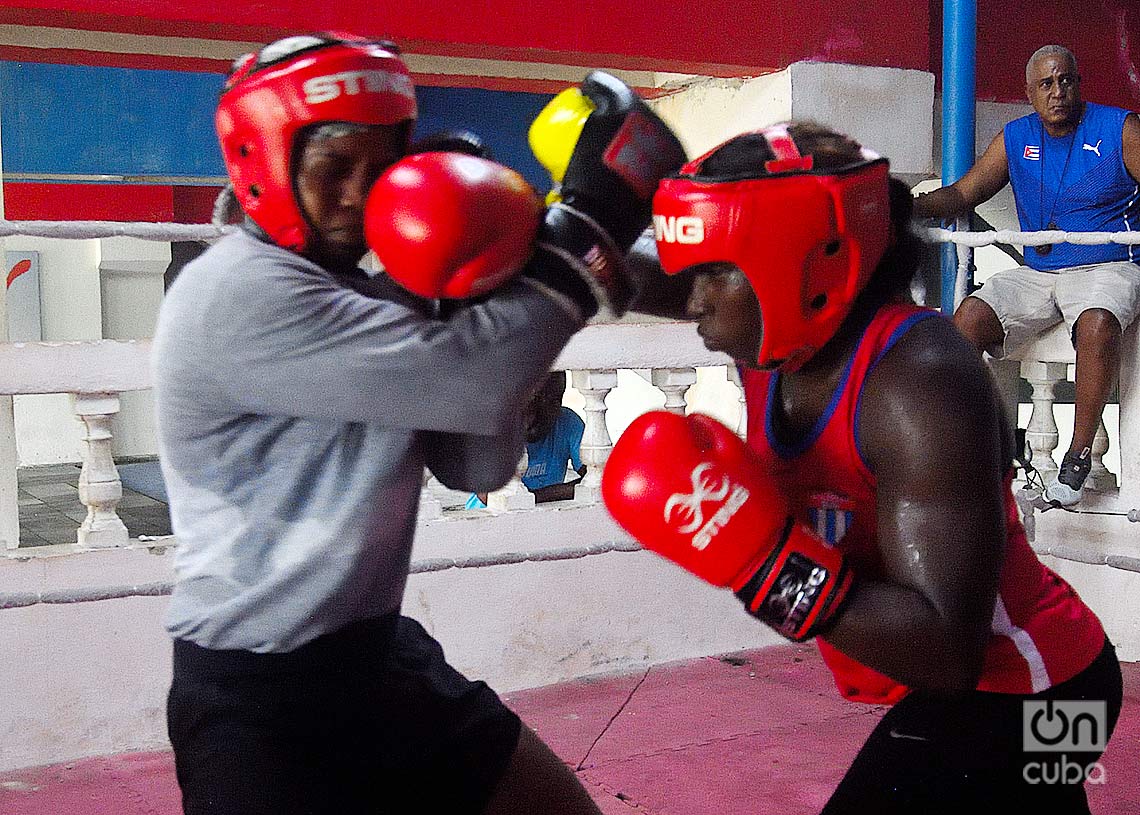 Yakelín Estornell (derecha) durante un combate de entrenamiento en La Habana. Foto: Otmaro Rodríguez.