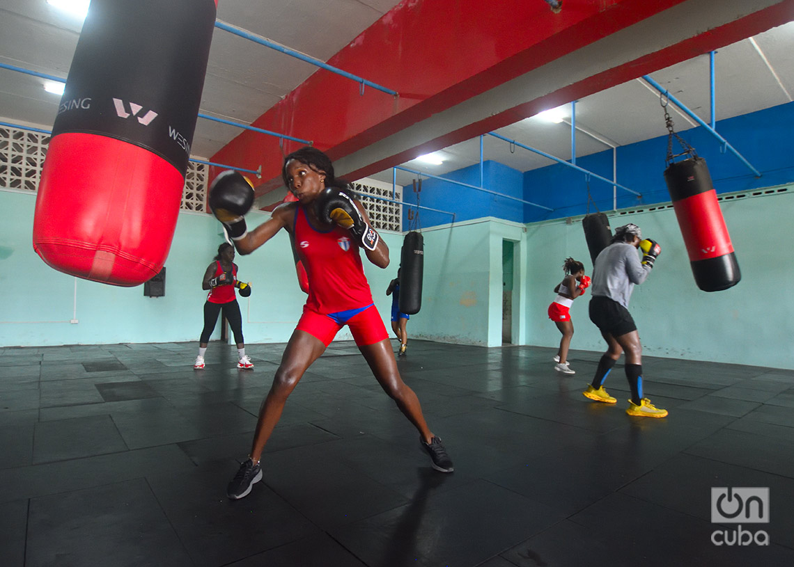 Sesión de entrenamiento de la selección cubana de boxeo femenino, en el gimnasio del Estadio Panamericano, en La Habana. Foto: Otmaro Rodríguez.