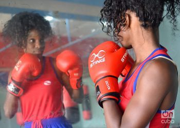 Sesión de entrenamiento de la selección cubana de boxeo femenino, en el gimnasio del Estadio Panamericano, en La Habana. Foto: Otmaro Rodríguez.