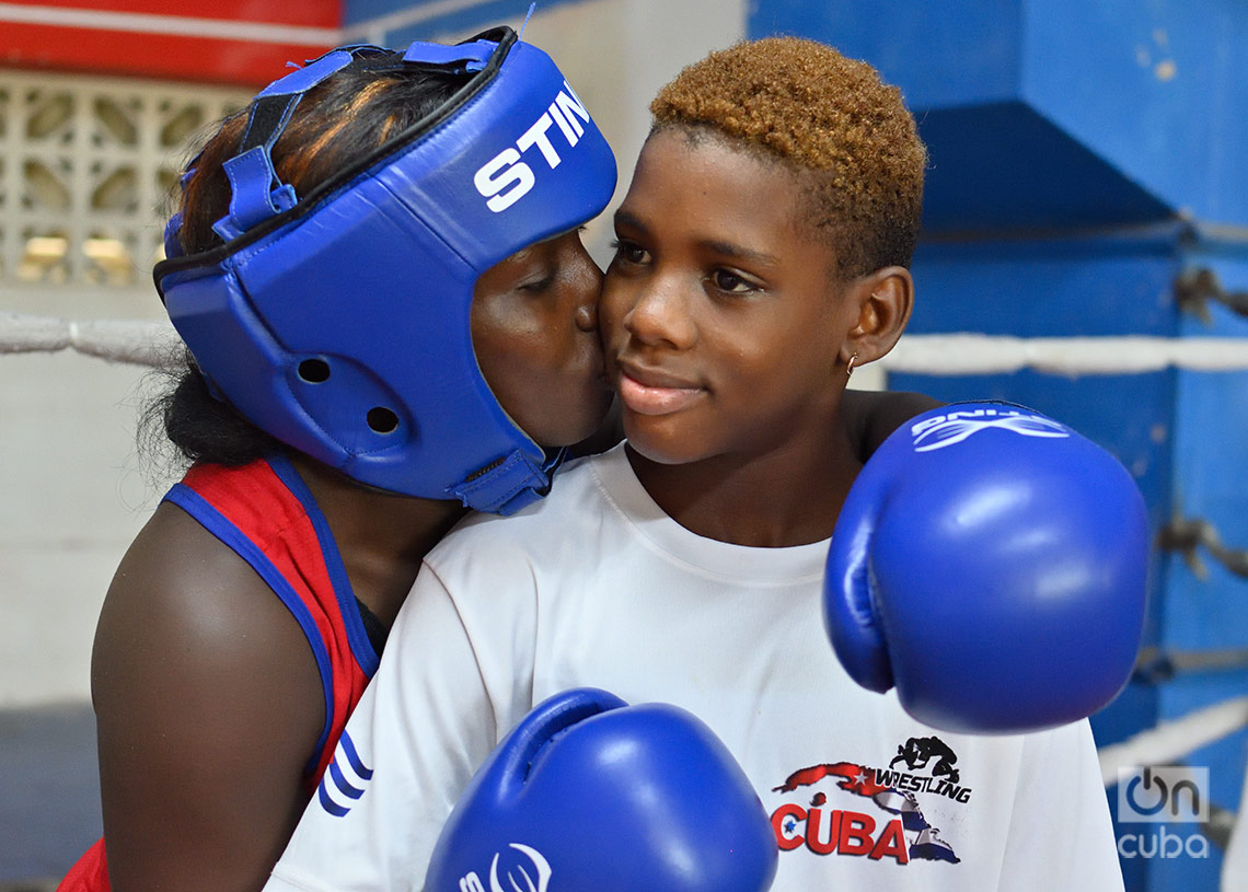 Yakelín Estornell with his son, during a training session in Havana. Photo: Otmaro Rodríguez.